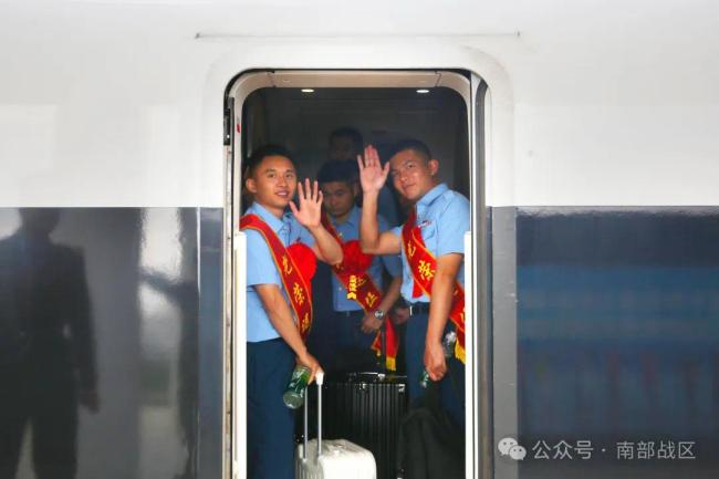 泪目！退伍老兵摘下肩章告别军营热泪盈眶