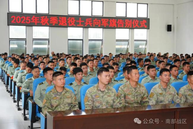 泪目！退伍老兵摘下肩章告别军营热泪盈眶