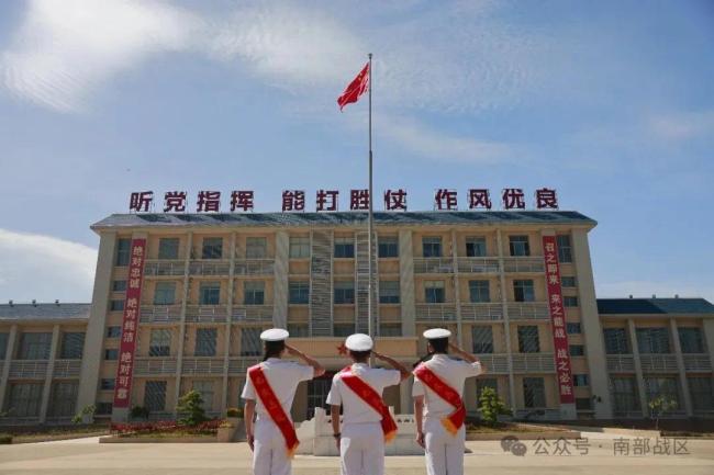 泪目！退伍老兵摘下肩章告别军营热泪盈眶