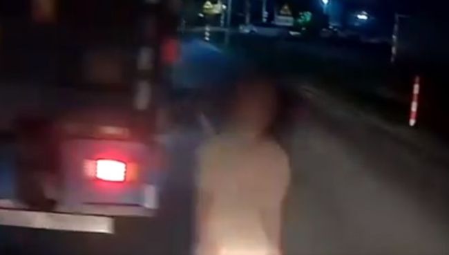 廣東一男子凌晨站公路中間險(xiǎn)被撞 深夜驚魂一幕