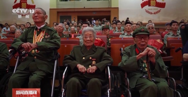 西工大101岁抗战女兵获颁纪念章 致敬不朽功勋