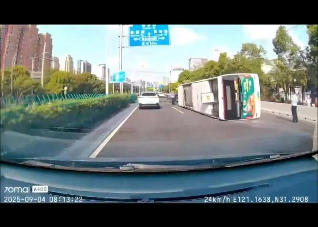 上海一公交车侧翻 警方公布事故原因