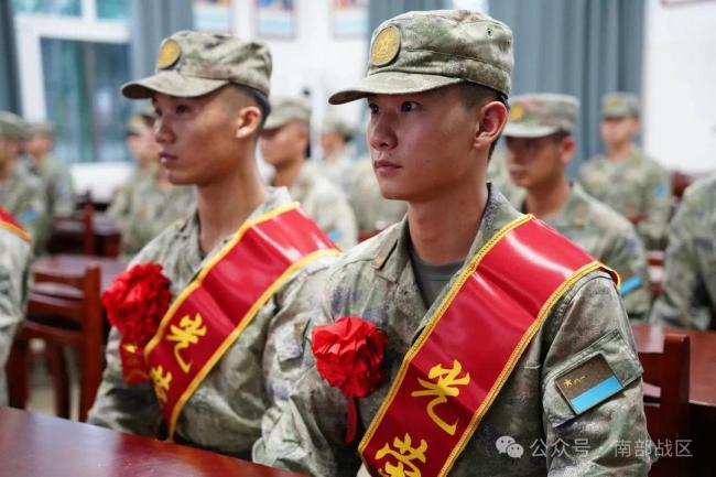 泪目！退伍老兵摘下肩章告别军营热泪盈眶