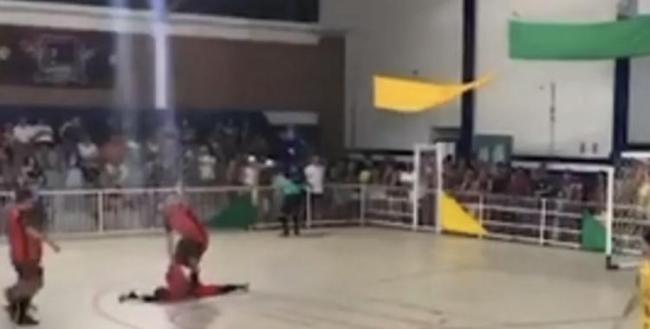 巴西一五人制守门员胸口扑点后身亡 球场悲剧震惊众人