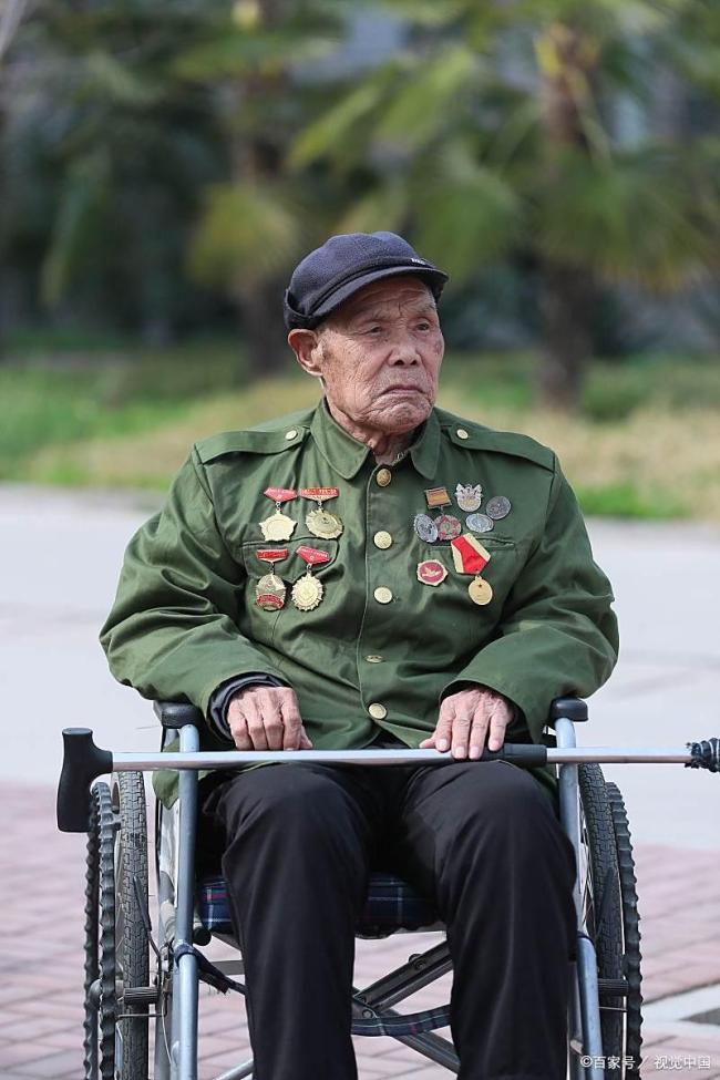 [北京]升旗时老兵敬礼老外脱帽的国际同框 感人瞬间铭记历史