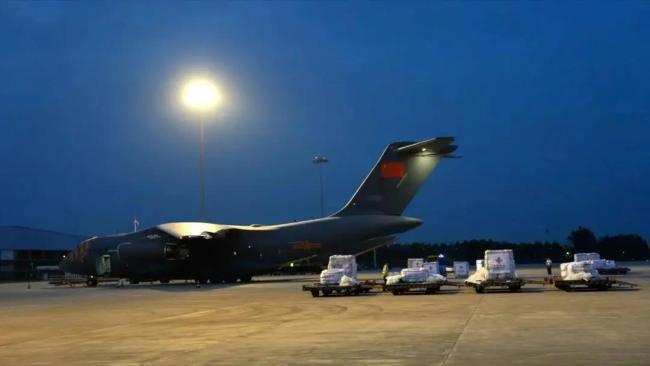 中国两架运20飞往阿富汗 运送首批救灾物资