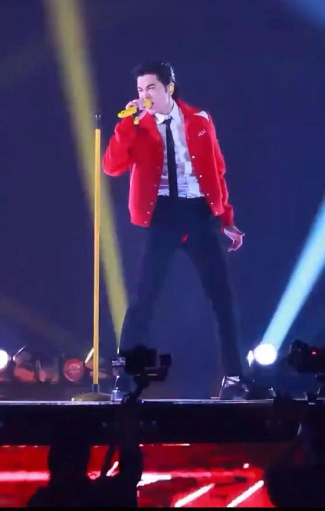 萧敬腾唱《<strong>王妃</strong>》时外裤突然崩裂 裂缝随表演扩大引发热议