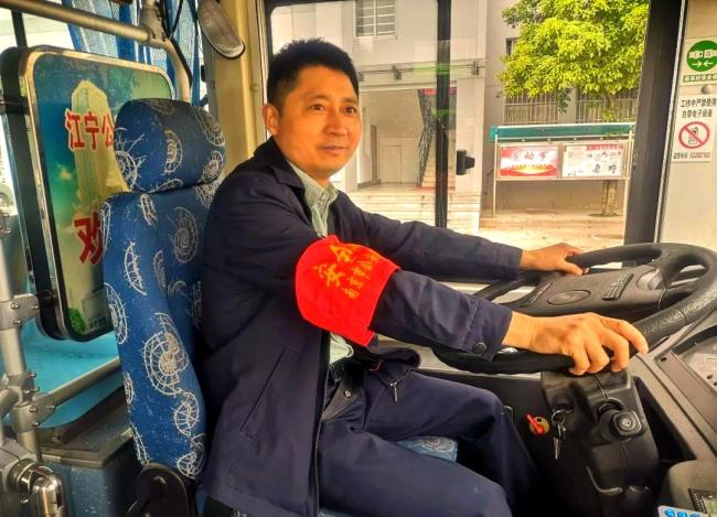 乘客突发晕厥 公交司机猛掐人中救回 车厢内拥挤引发关注