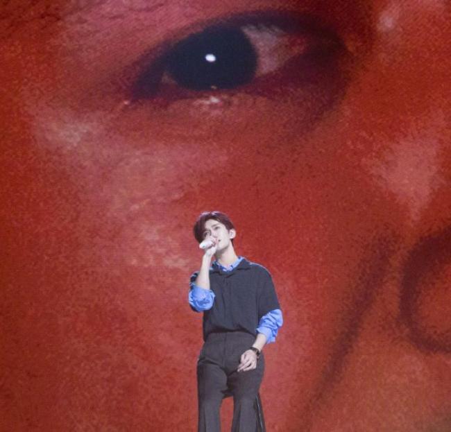 易烊千玺演唱会上自曝身体状况不理想，刮痧后洗热水澡引发高烧 巡演疲劳叠加操作失误