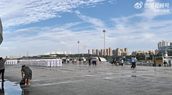 高鐵站偶遇閱兵歸來的海軍學(xué)員 太颯了！