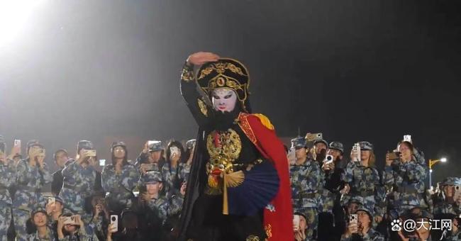 女生军训期间表演川剧吐火 非遗才艺燃爆全场