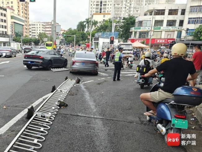 海口一小轿车撞倒数十米护栏 幸无人员伤亡