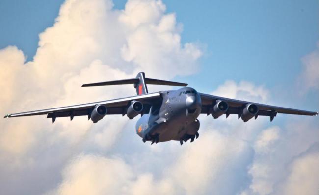 中国空军运20接30名烈士回家 歼20护航英雄归来