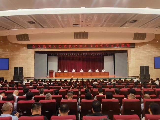 学生自发歌舞表演庆祝教师节