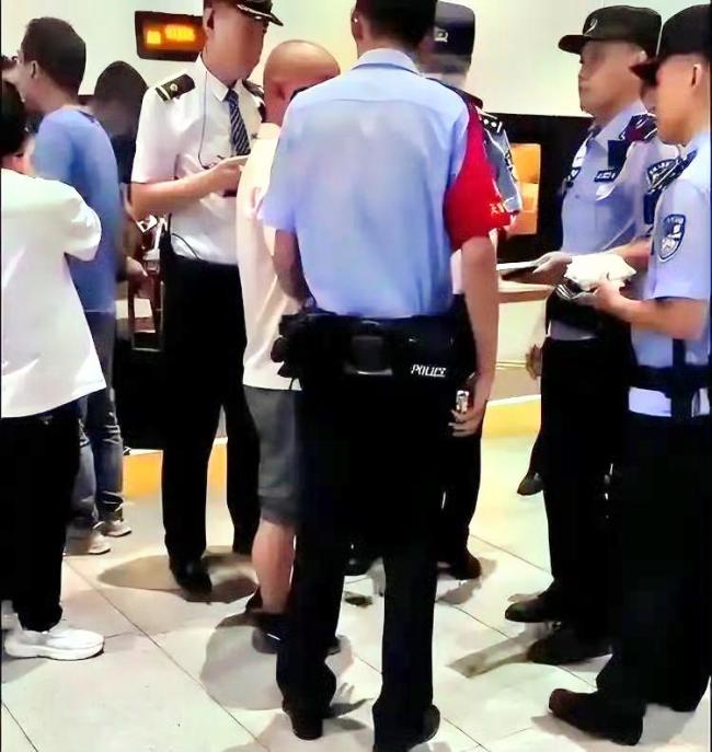 男子高铁座位上旁若无人抽烟 公然违法引关注