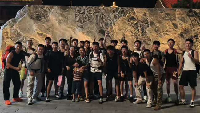 陪爬泰山，大学生月入过万！