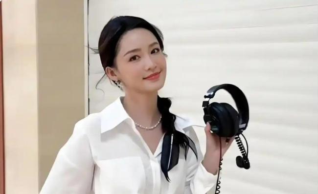 李沁offer7智性恋新闻女神 缺席激勉热议
