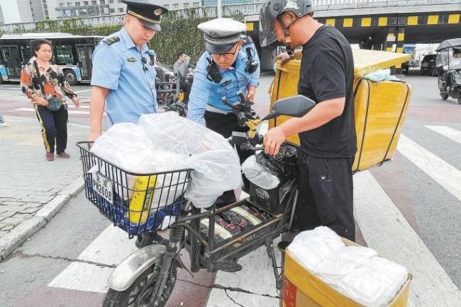 北京監(jiān)管部門突擊抽查電動(dòng)自行車拼改裝 查獲車輛車輪轉(zhuǎn)速超標(biāo)近2倍 專項(xiàng)整治行動(dòng)展開