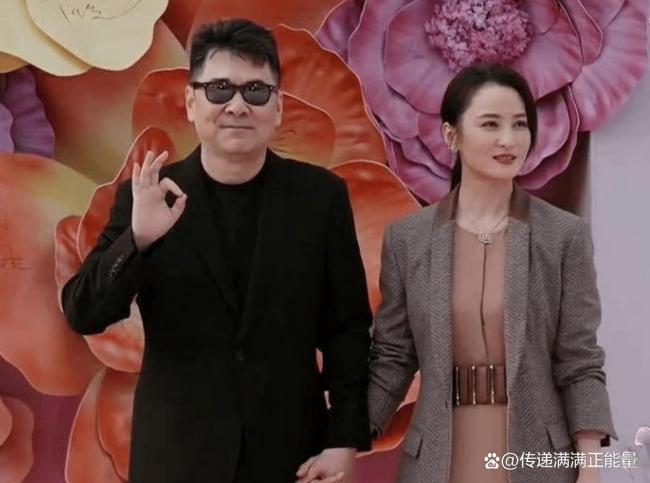 真夫妻牵手走红毯就是好嗑 真实感情获赞