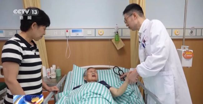 一场雷暴,400多人挤爆医院急诊科！雷雨天后要关窗