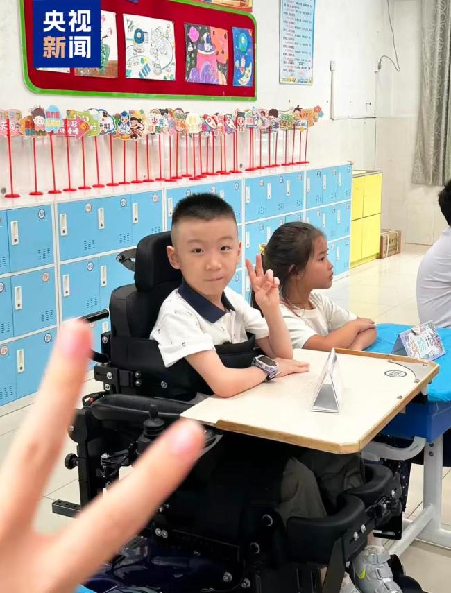 全网牵挂的小石头上学啦！还有专属停车位