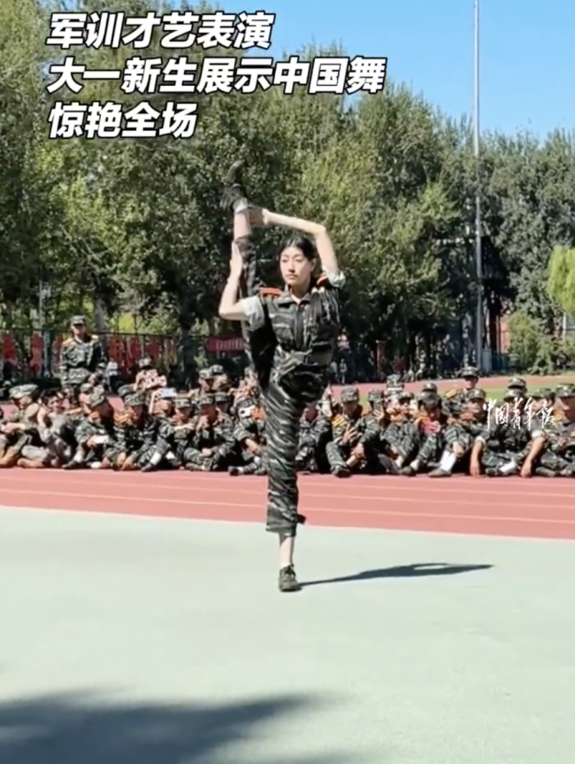 女生军训秀中国舞惊艳全场 青春活力燃爆全场