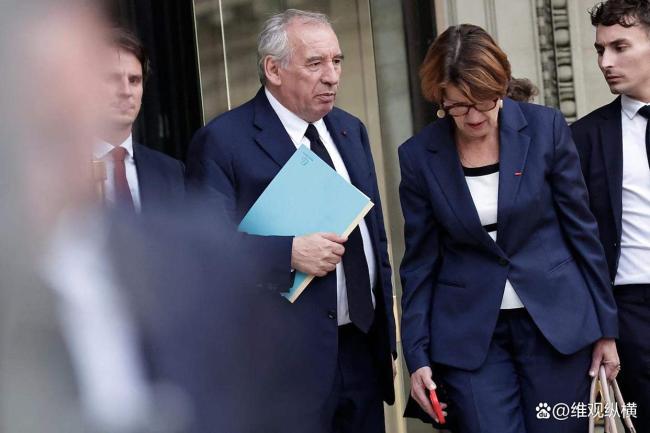 法国内阁一夜倒台后，马克龙紧急出面救火，防长获任总理，8万军警严阵以待