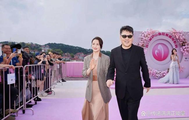 真夫妻牵手走红毯就是好嗑