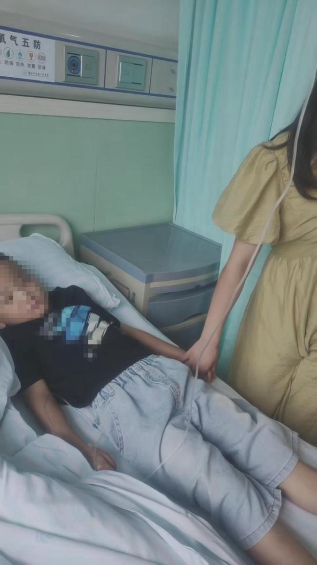 男孩小区电梯门口被原矛头蝮咬伤 物业称蛇来自旁边山坡