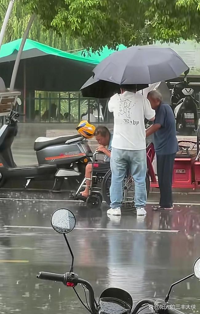网友拍到暴雨中 爷爷推着奶奶艰难前行 真爱无言感动人心