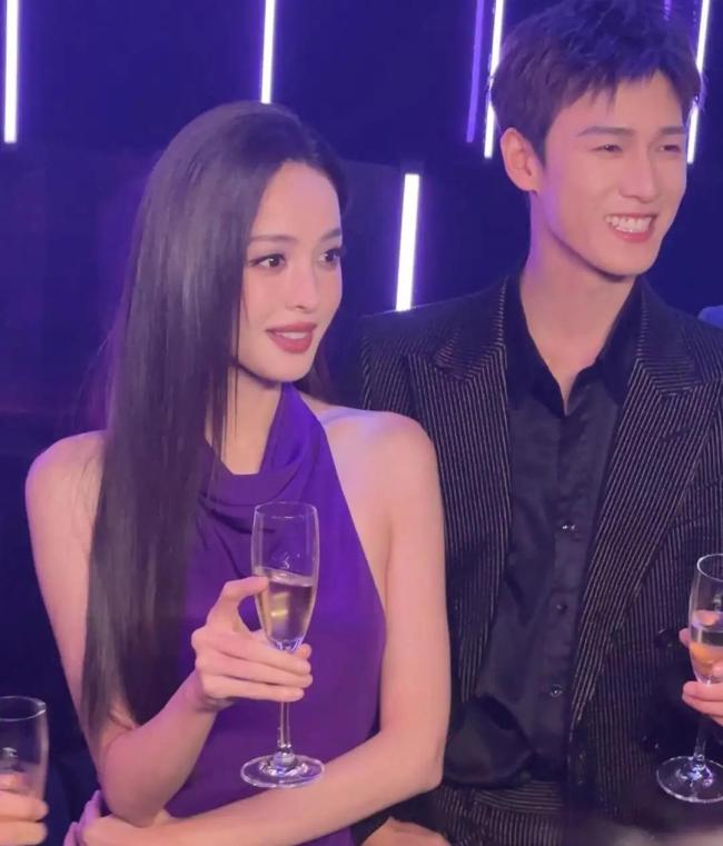 古力娜扎紫色挂脖长裙造型 美到失语的仙子