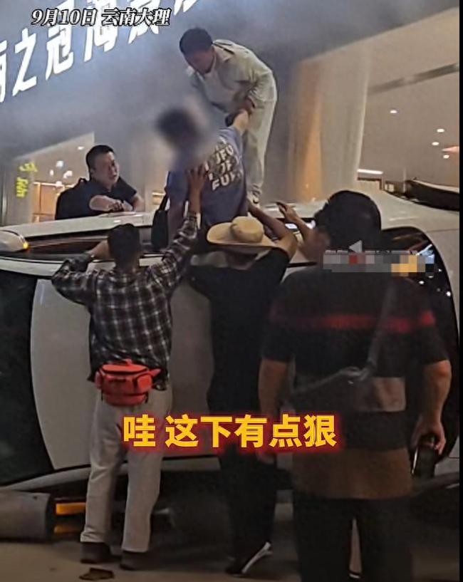 云南大理一地突发轿车侧翻事故 路人上前救援