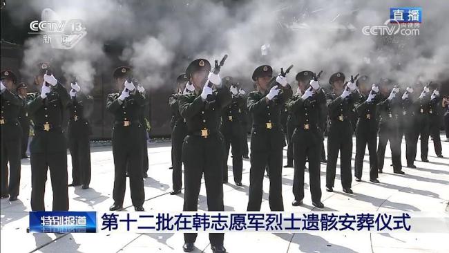 小伙带123束花给志愿军烈士墓献花