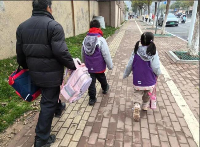 学校劝退老人接送孩子反映托育短板 呼唤系统性支持体系