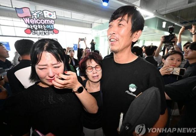 在美国被拘一周终于回国 韩国工人大吐苦水：这就是一场噩梦 再也不去了 军事行动般的抓捕引发恐慌