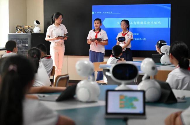 退休老师成了学校争抢的香饽饽 经验丰富的他们再发光