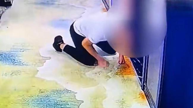山西一男子深夜趴地偷窥酒店房间 奇葩行为引发热议