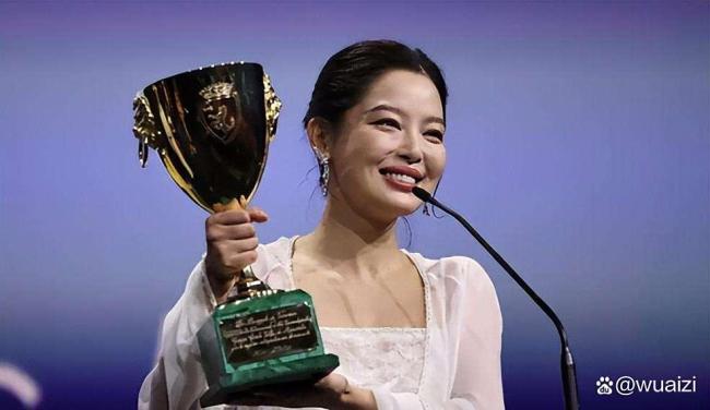 辛芷蕾开屏 六年影后空白终结者