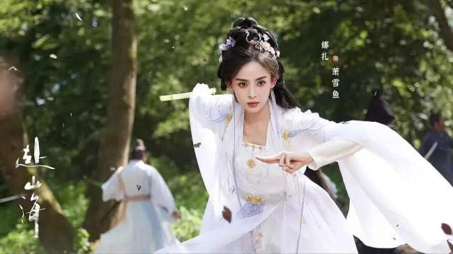 《赴山海》穿帮 成毅手里拿着剧本 现代思维闯江湖