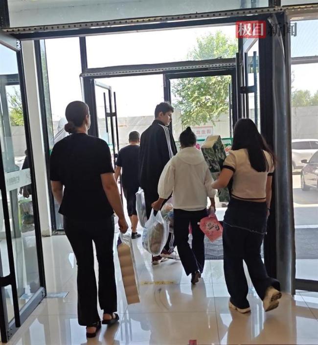 实探中俄互免签证前的边境小城 俄罗斯游客络绎不绝