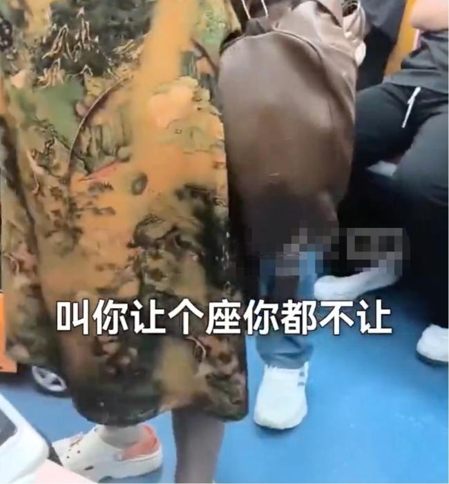 警方介入女子地铁拒让座被大妈打 拒绝道歉引发争议
