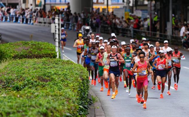 田径世锦赛冷门选手连超10人终点线前绝杀夺冠 最大热门失金倒地痛哭 坦桑尼亚首金创造历史