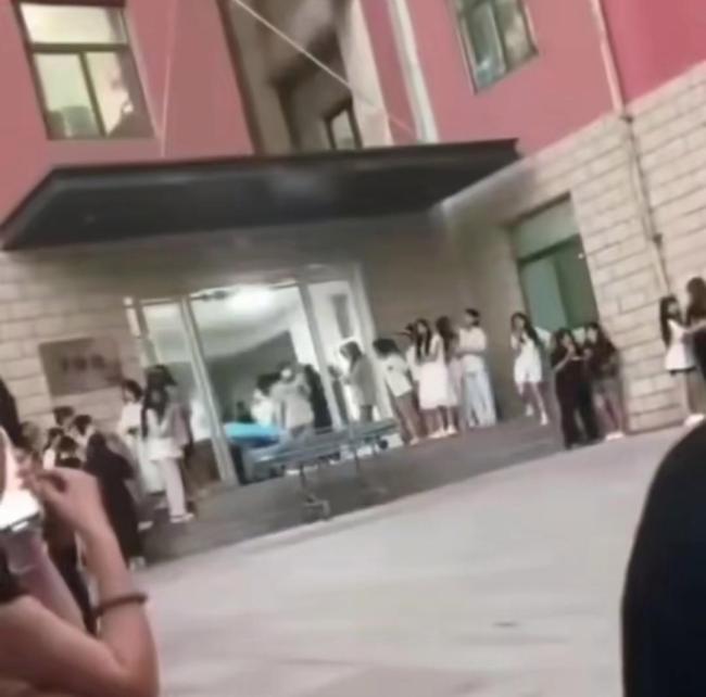 女生在宿舍生娃大人小孩平安 校园分娩引热议