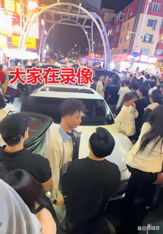 长春两女子闹市被铐走