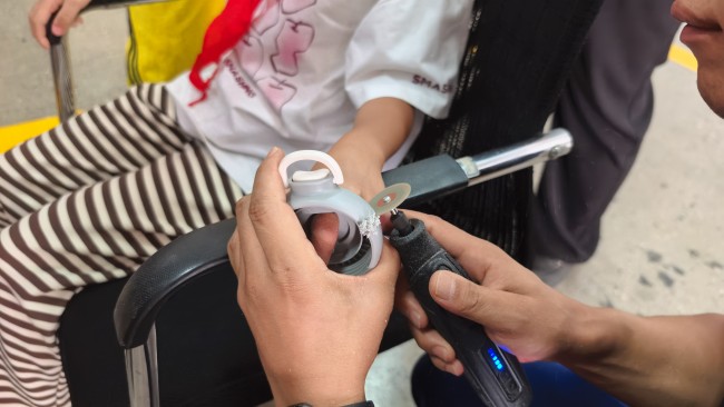 女童手指被杯盖“咬”住 消防员半小时耐心破拆成功解救