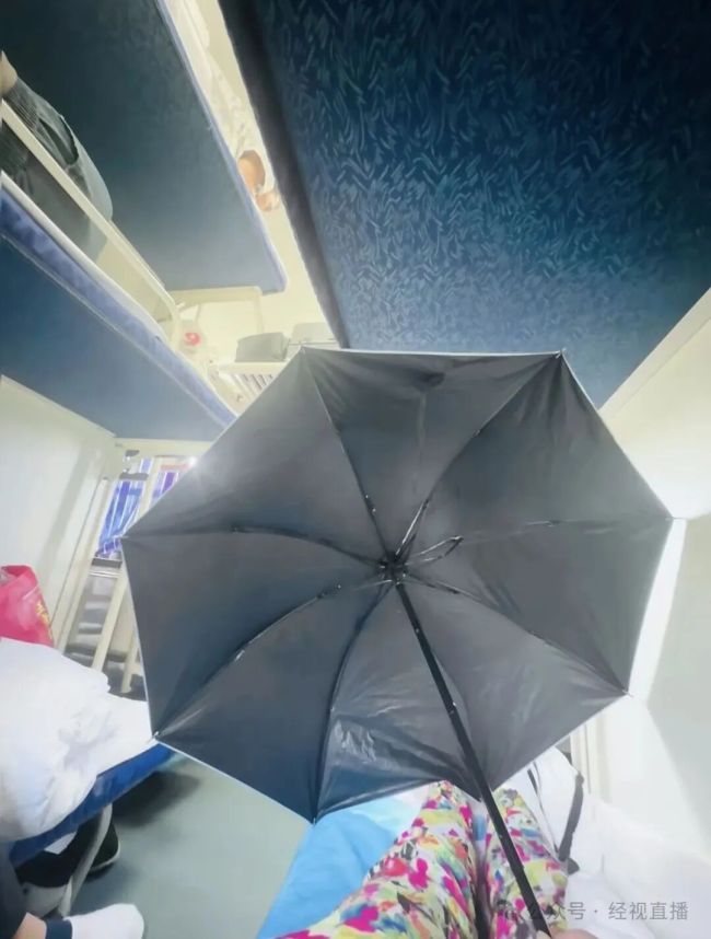 女生坐火车卧铺打伞遮隐私 增设床帘建议引发讨论