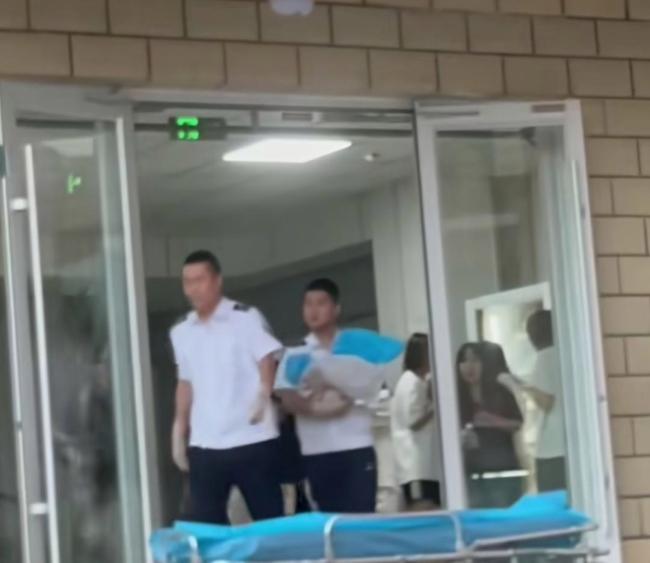 女生在宿舍生娃大人小孩平安