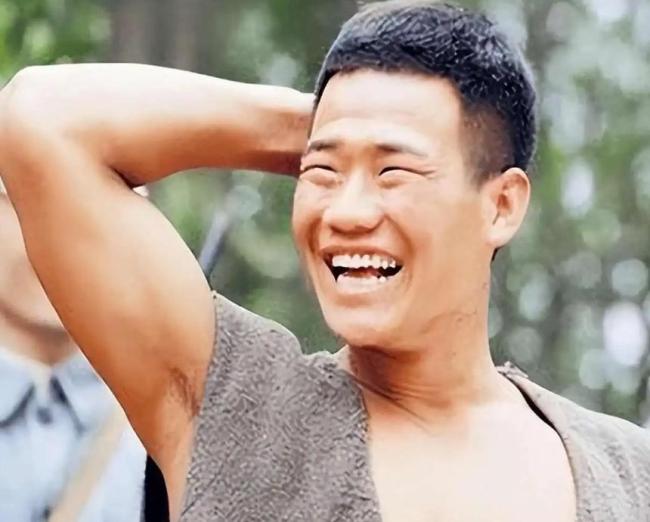 男演员“嘎子谢孟伟”公开道歉，警方介入调查 身着警服直播带货引发争议