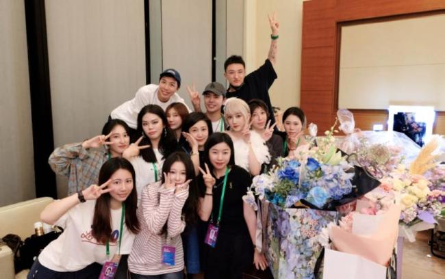 关晓彤生日现身王牌录制