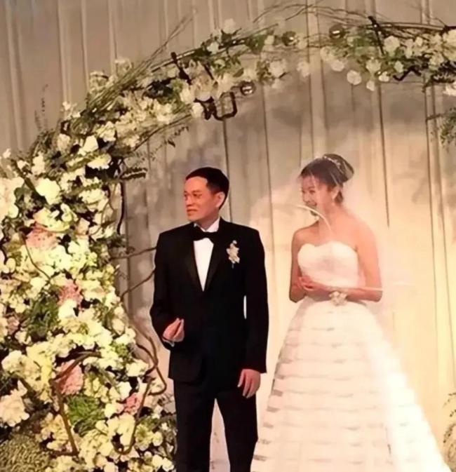 孙菲菲说前夫不准她提年龄差15岁 婚姻重担独自扛